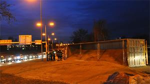 35 ton hondenvoer op weg, verkeer staat muurvast na gekantelde vrachtwagen op Berenkuil in Eindhoven