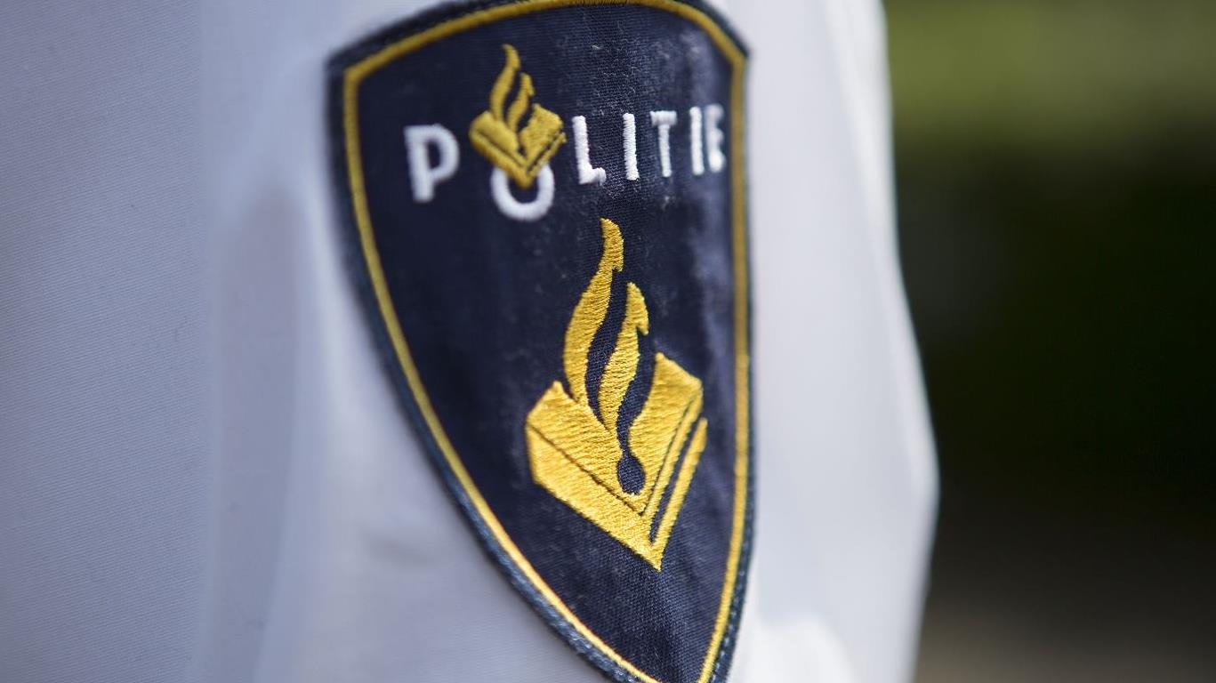 Vrouw in Almelo gewond na hondenbeet; hond liep los, eigenaar gezocht
