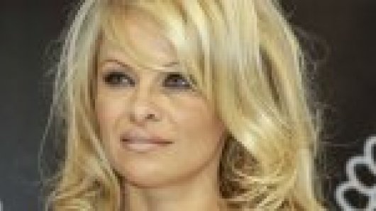 Pamela Anderson naakt om hondjes