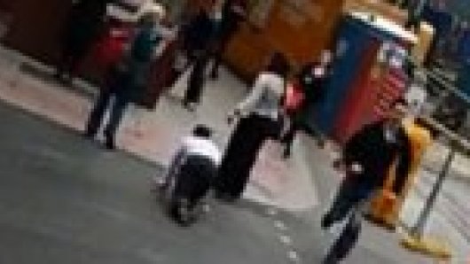 Man aan hondenlijn kruipt door Londen