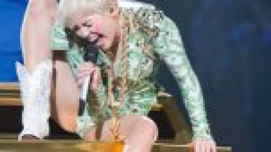 Miley doucht en slaapt met nieuwe hond