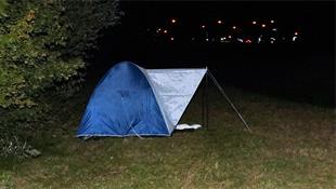 Hondje Ona nog steeds vermist na ongeluk A59 Waalwijk: baasje slaapt in tent naast snelweg