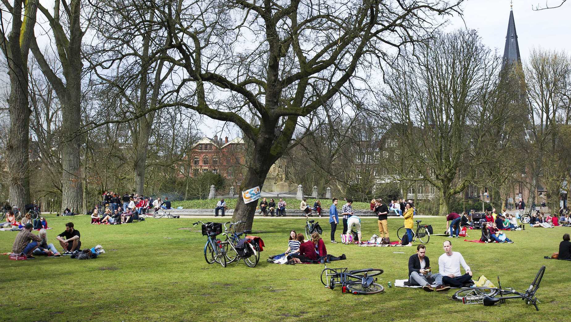 Agent schiet bijtende hond in poot in Vondelpark