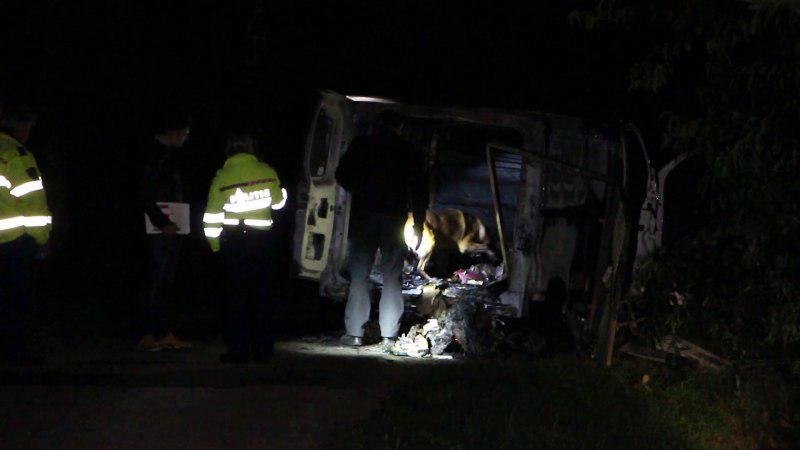 Speurhond ingezet bij zoektocht naar bestuurder uitgebrande bestelbus Haaksbergen