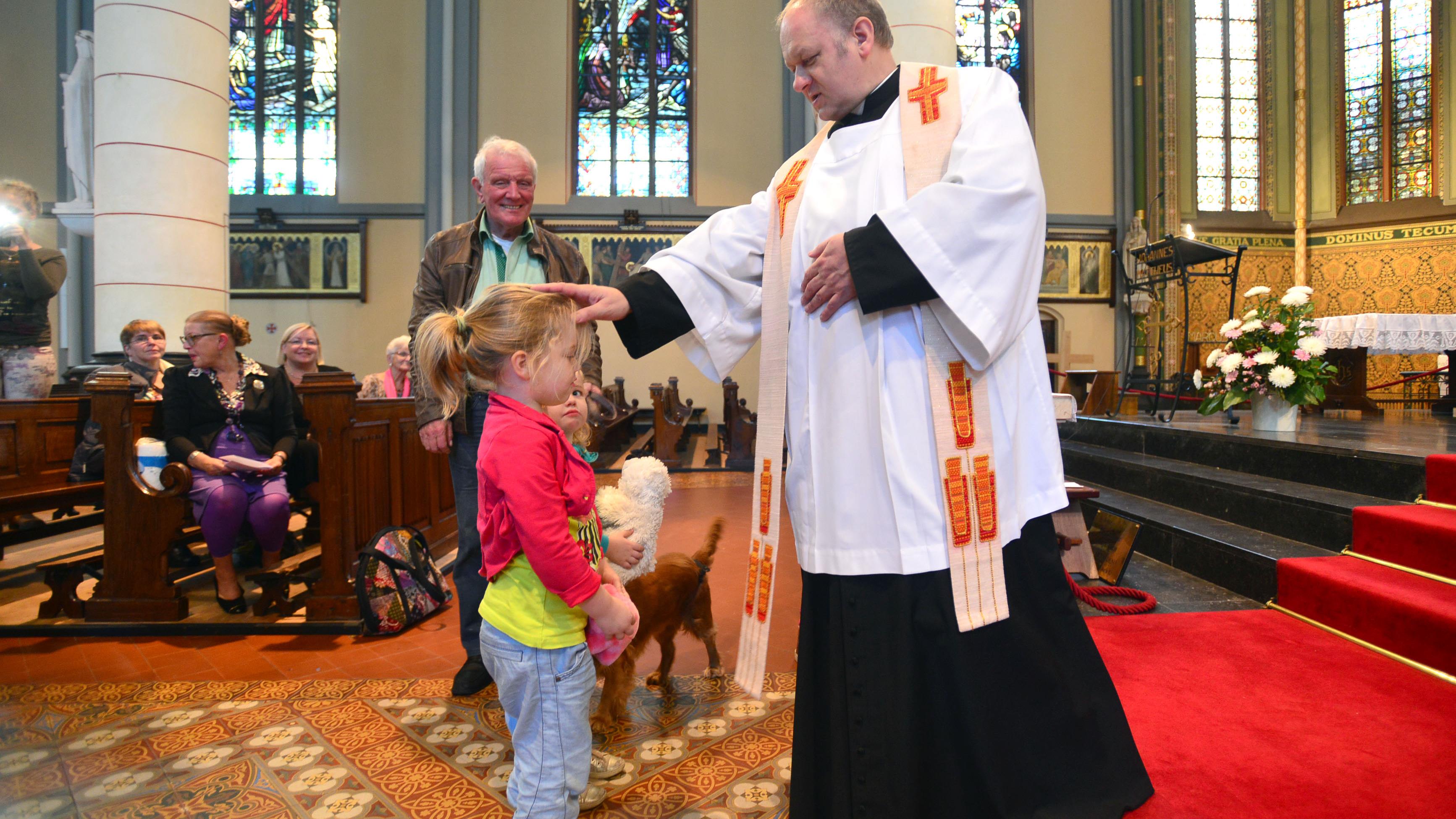 Zegen voor hond en knuffel op dierendag in Lambertusbasiliek Hengelo