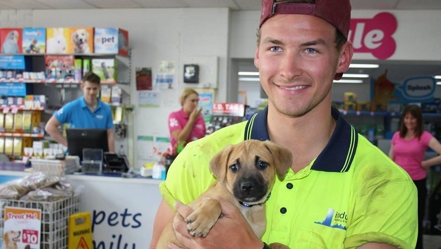 Facebook valt voor knappe Aussie die puppy adopteert