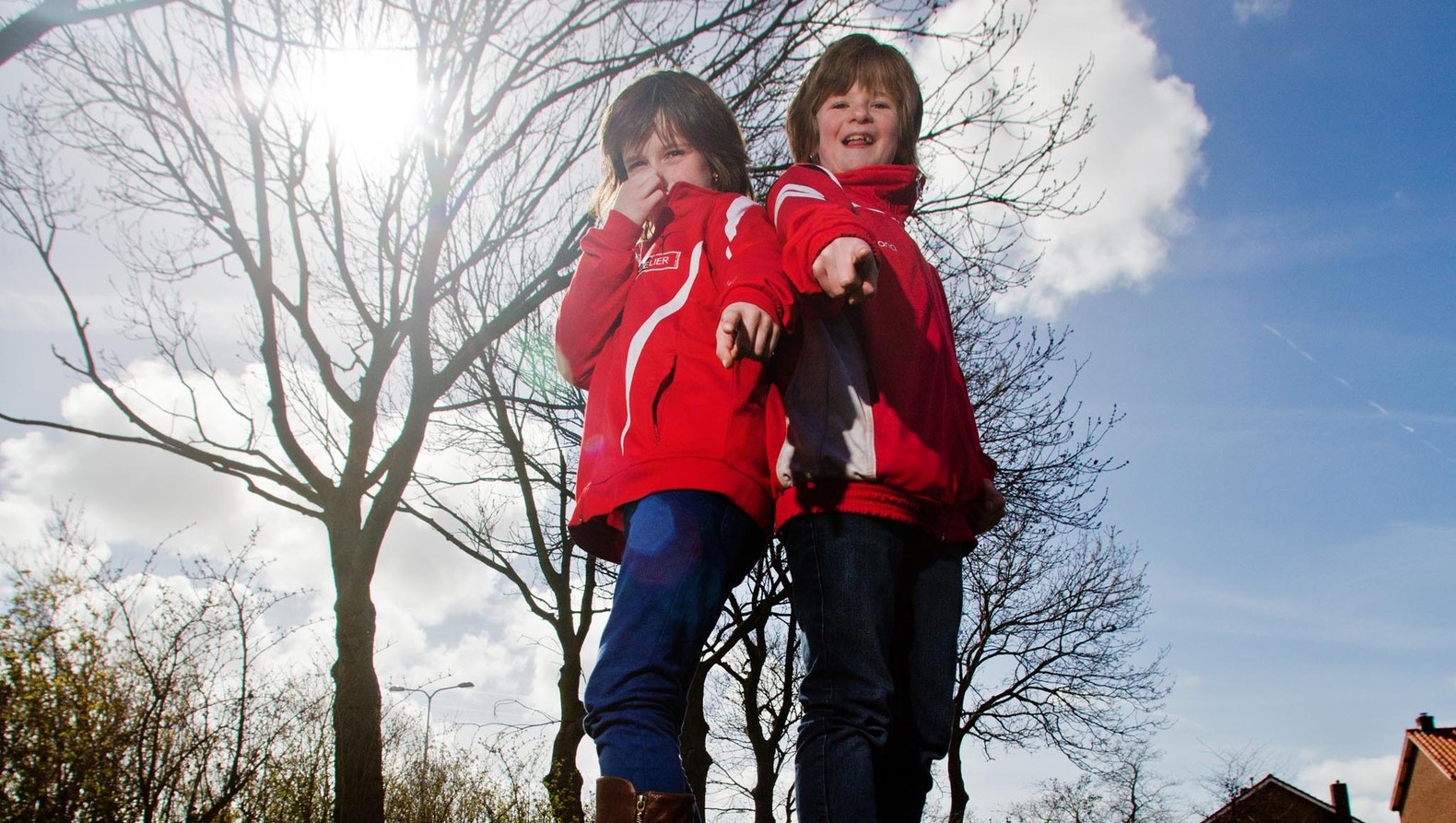 Dani en Kim  balen van hondenpoep