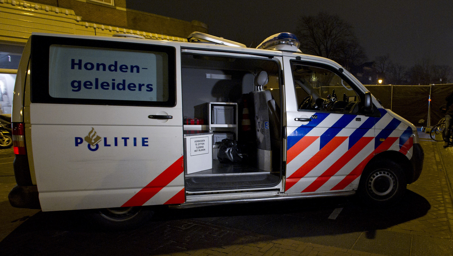Ossenaar (19) mishandelt hondengeleider politie