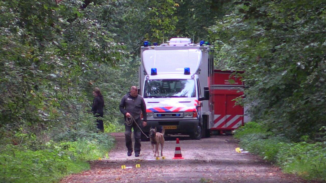 Politie zet speurhonden in op plek gevonden lichaam Enschede