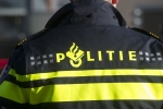 Politiehond vindt verstopte inbreker onder een bankje